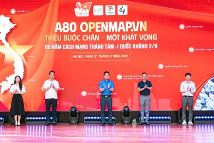 Đại diện Đoàn Thanh niên, Hội Sinh viên Thành phố Hà Nội và các đơn vị liên quan thực hiện nghi thức khởi động ứng dụng "A80 OpenMap.vn".