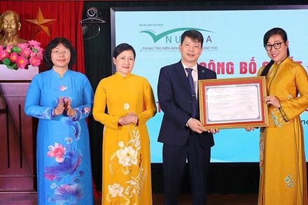 Ban Giám đốc Học viện Phụ nữ Việt Nam đón nhận Giấy chứng nhận học viện đạt chuẩn chất lượng cơ sở giáo dục chu kỳ 2.