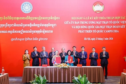 Đồng chí Bùi Thị Minh Hoài và bà Men Sam An (hàng đầu) trao biên bản ký kết thỏa thuận hợp tác. 