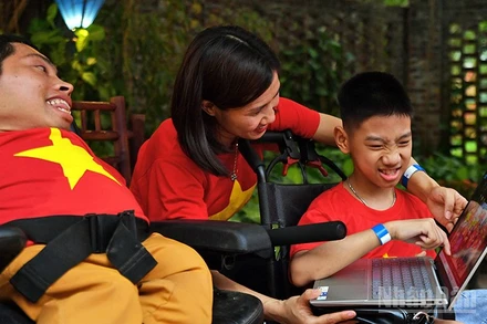 Thanh niên khuyết tật say mê tìm hiểu khoa học-công nghệ.