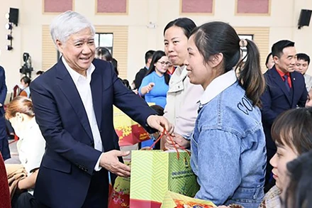 Đồng chí Đỗ Văn Chiến, Ủy viên Bộ Chính trị, Bí thư Trung ương Đảng, Chủ tịch Ủy ban Trung ương Mặt trận Tổ quốc Việt Nam trao quà tặng công nhân lao động có hoàn cảnh khó khăn tỉnh Hà Nam dịp Tết Nguyên đán Ất Tỵ năm 2025.