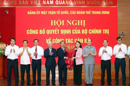 Đồng chí Đỗ Văn Chiến (thứ 4 từ trái sang) cùng đại diện lãnh đạo các đơn vị liên quan tặng hoa chúc mừng Phó Bí thư Đảng ủy Mặt trận Tổ quốc, các đoàn thể Trung ương Nguyễn Phi Long.