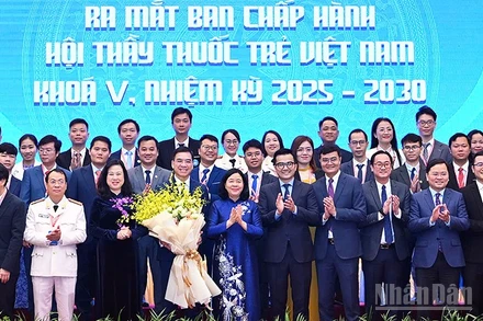 Đồng chí Bùi Thị Minh Hoài (thứ sáu từ phải sang, hàng đầu) tặng hoa chúc mừng Ban Chấp hành Trung ương Hội Thầy thuốc trẻ Việt Nam khóa năm, nhiệm kỳ 2025-2030.