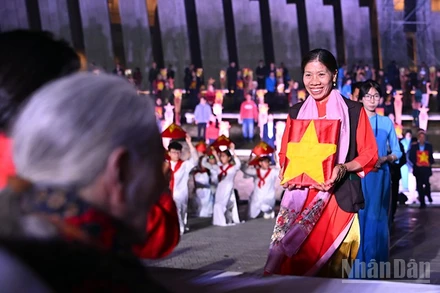 Người nhà đón nhận di ảnh liệt sĩ đã được phục dựng tại chương trình "Hành trình bất tử" do Đoàn Thanh niên thành phố Hà Nội tổ chức.