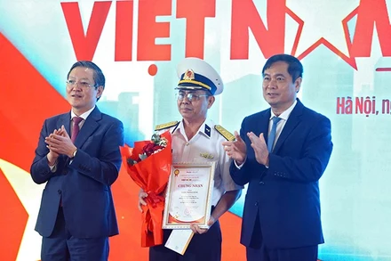 Chủ tịch Hội Nông dân Việt Nam Lương Quốc Đoàn (bên trái) và Phó Trưởng Ban Tuyên giáo và Dân vận Trung ương Phan Xuân Thủy trao giải Nhất cuộc thi viết "Việt Nam trong tôi".