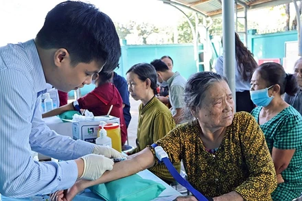 Đông đảo người dân đến khám, sàng lọc bệnh tại chương trình do Trung ương Hội Thầy thuốc trẻ Việt Nam triển khai tại Thành phố Hồ Chí Minh.