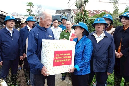 Đồng chí Bùi Thị Minh Hoài thăm hỏi người dân chịu ảnh hưởng bởi bão lũ tại tỉnh Lâm Đồng.