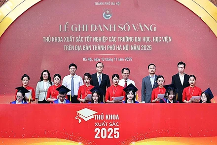 Đại diện Trung ương Đoàn, Trung ương Hội Sinh viên Việt Nam, Đoàn Thanh niên Thành phố Hà Nội chứng kiến các thủ khoa xuất sắc năm 2025 ghi danh Sổ vàng.