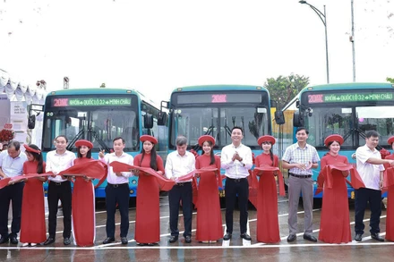 Đại diện lãnh đạo chính quyền xã Minh Châu và các đơn vị liên quan cắt băng khánh thành bến xe buýt Minh Châu.