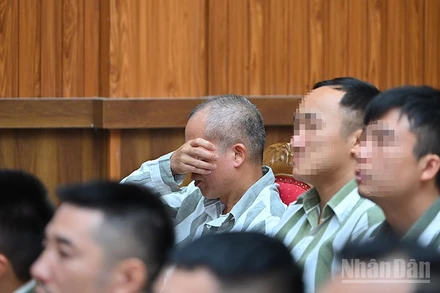 Các phạm nhân xúc động trước những món quà tinh thần mà chương trình mang đến Trại giam Vĩnh Quang.