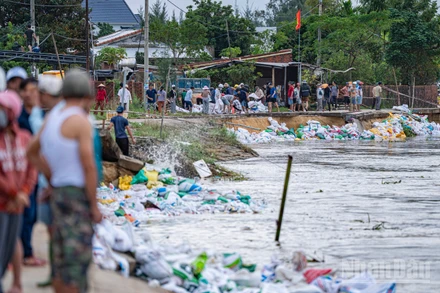 Lực lượng chức năng gồm cán bộ, chiến sĩ Sư đoàn 315 (Quân khu 5), lực lượng công an, dân quân, đoàn viên và người dân xã Duy Nghĩa đã túc trực, chia ca, kíp nỗ lực dùng bao cát để cố gắng gia cố bờ kè.