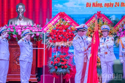 Phó Đô đốc Nguyễn An Phong thừa ủy quyền của Chủ tịch nước trao tặng Huân chương Bảo vệ Tổ quốc hạng Nhất cho Vùng 3 Hải quân.