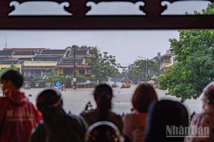 Nhiều du khách tập trung ghi lại hình ảnh người dân lưu thông bằng ghe-thuyền trên các tuyến phố.