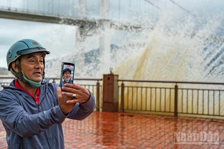 [Ảnh] Người dân Đà Nẵng "săn ảnh" sóng lớn ở cửa sông Hàn