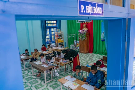 Tại đây, phòng hội đồng của nhà trường đã được bố trí lại thành lớp với đầy đủ trang thiết bị để việc học của các em không bị gián đoạn.