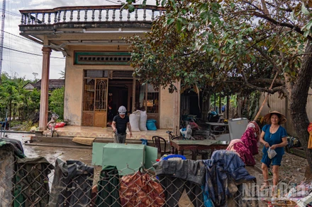 Nhân dân Miền Trung nỗ lực khắc phục bão lũ.