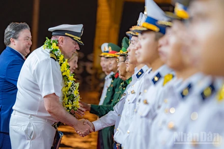 Chuẩn Đô đốc Tom Shultz, Chỉ huy Nhóm tác chiến viễn chinh số 7 Hoa Kỳ xúc động trước sự chào đón nồng nhiệt từ phía Việt Nam.