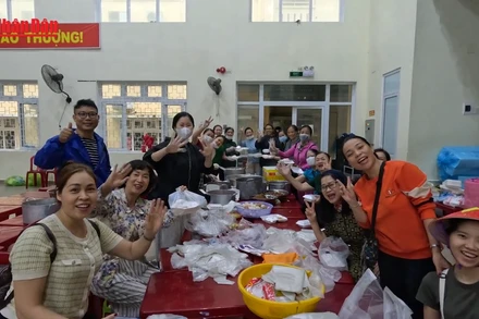 [Video] Chuyện những phần cơm chứa chan tình yêu thương của người dân xứ Huế