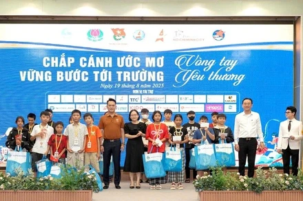 Ban tổ chức chương trình trao quà tặng các em thiếu nhi. 