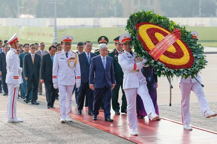 Đoàn đại biểu vào Lăng viếng Chủ tịch Hồ Chí Minh.