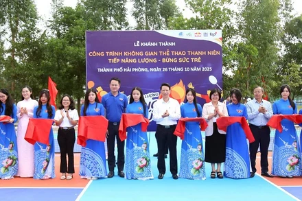 Đại diện Trung ương Hội Liên hiệp Thanh niên Việt Nam và các đơn vị liên quan cắt băng khánh thành công trình.