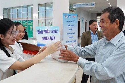 Người bệnh nhận quà tại chương trình.