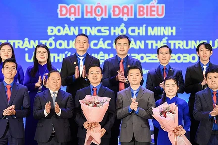 Phó Bí thư Đảng ủy Mặt trận Tổ quốc, các đoàn thể Trung ương Nguyễn Phi Long và Bí thư Thường trực Trung ương Đoàn Nguyễn Minh Triết (thứ 2 và 4 từ trái sang, hàng đầu) tặng hoa chúc mừng Ban Chấp hành Đoàn Thanh niên Mặt trận Tổ quốc, các đoàn thể Trung ương nhiệm kỳ 2025-2030.