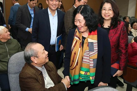 Đồng chí Bùi Thị Minh Hoài tiếp xúc cử tri tại Hội nghị.