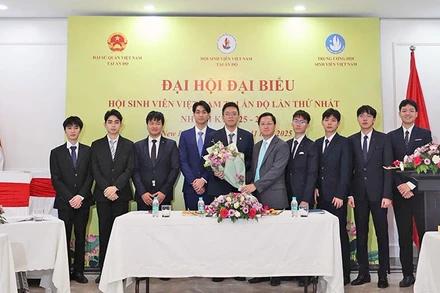 Đại sứ Nguyễn Thanh Hải (thứ 5 từ phải sang) tặng hoa chúc mừng Ban Chấp hành Hội Sinh viên Việt Nam tại Ấn Độ khóa I, nhiệm kỳ 2025-2027.