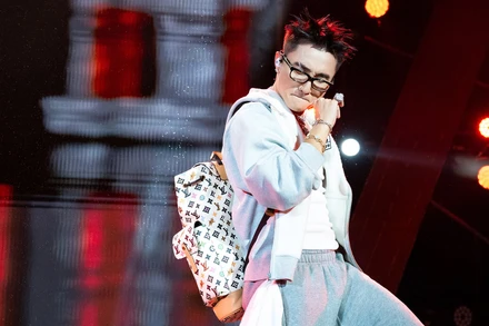 Sơn Tùng M-TP xuất hiện trên sân khấu Happy Bee 15 trong sự hò reo của hàng nghìn tân sinh viên.