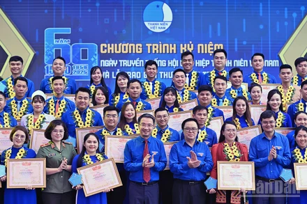 Những thủ lĩnh thanh niên giành Giải thưởng "15 tháng 10" năm nay cùng đại diện Trung ương Đoàn, Trung ương Hội Liên hiệp Thanh niên Việt Nam và các ban, bộ, ngành, đoàn thể.