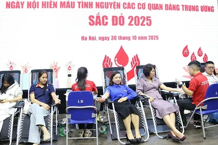 Phó Bí thư Thường trực Đảng ủy các cơ quan Đảng Trung ương Nguyễn Thị Hoàng Vân, Bí thư Đoàn Thanh niên các cơ quan Đảng Trung ương Trần Thị Ngọc Quỳnh (thứ 5 và 4 từ trái sang) cùng hiến máu với đoàn viên, thanh niên tại Ngày hội.