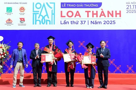 Ban Tổ chức trao giải A tặng các tác giả, đại diện nhóm tác giả tiêu biểu.