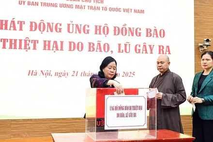 Đồng chí Bùi Thị Minh Hoài, Ủy viên Bộ Chính trị, Bí thư Trung ương Đảng, Chủ tịch Ủy ban Trung ương Mặt trận Tổ quốc Việt Nam và các đại biểu ủng hộ đồng bào bị thiệt hại do bão lũ gây ra.