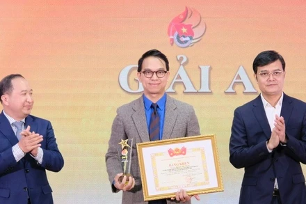 Phó Chủ tịch Ủy ban Trung ương Mặt trận Tổ quốc Việt Nam, Bí thư Thứ nhất Trung ương Đoàn Bùi Quang Huy (bên phải) trao giải A tặng các tác giả. 