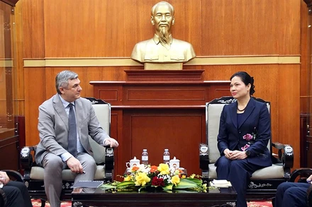 Đồng chí Hà Thị Nga và ông Vyacheslav Gennadievich Kalganov tại buổi tiếp.