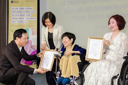 Đại diện Trung ương Hội Doanh nhân trẻ Việt Nam trao quyết định bổ nhiệm Chủ tịch Câu lạc bộ "Doanh nhân trẻ tạo tác động xã hội" đối với chị Nguyễn Thị Vân (thứ hai từ phải sang).