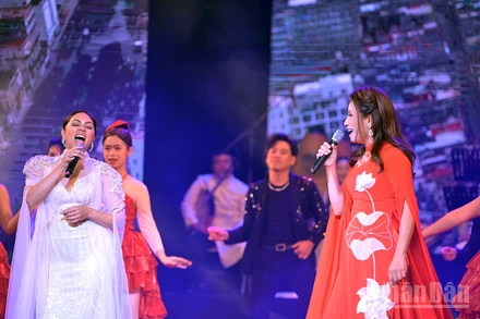 Các nghệ sĩ Việt Nam và Cuba song ca bài hát "Guantanamera" trên sân khấu chương trình.