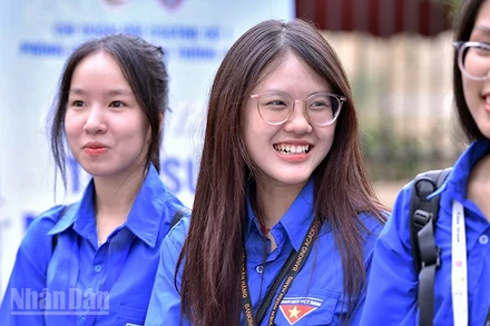 Đoàn viên, thanh niên thành phố Hà Nội tham gia tình nguyện trong Chiến dịch "Tiếp sức mùa thi" năm 2025.