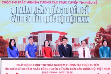 Phó Chủ tịch Quốc hội Nguyễn Thị Thanh (thứ 3 từ trái qua) cùng đại diện lãnh đạo các ban, bộ, ngành, đoàn thể và đại diện tuổi trẻ cả nước thực hiện nghi thức phát động Cuộc thi. 
