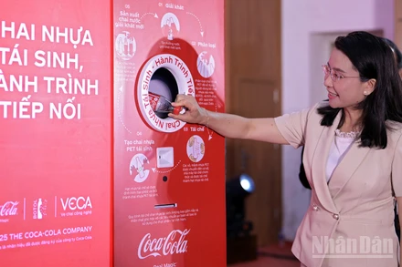 Bí thư Trung ương Đoàn Nguyễn Phạm Duy Trang trải nghiệm máy tái chế của chương trình.