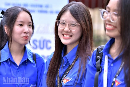 Tình nguyện viên của thành phố Hà Nội có mặt từ sáng sớm tại các điểm thi.