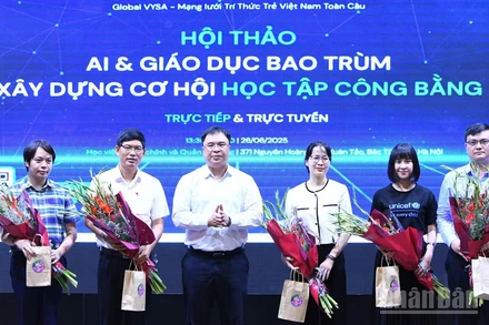 Ban tổ chức tặng hoa các diễn giả và đại diện các đơn vị liên quan của Hội thảo.