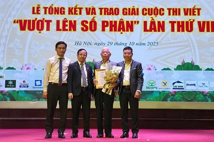 Đại diện gia đình tác giả Nguyễn Minh Châu nhận Giải Đặc biệt của Cuộc thi do cây viết nghị lực không thể có mặt vì điều kiện sức khỏe.