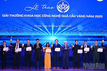 Các đồng chí Đỗ Văn Chiến, Bùi Quang Huy (lần lượt thứ 5 và 8 từ phải sang) trao Giải thưởng Khoa học công nghệ Quả cầu vàng năm 2025 tặng các cá nhân tiêu biểu.