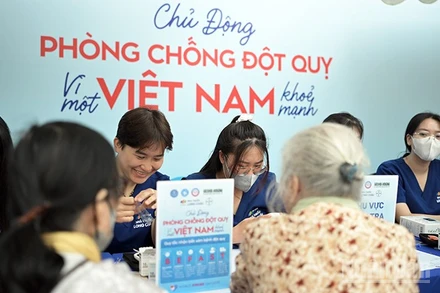 Thầy thuốc trẻ khám sàng lọc cho người dân tại chương trình.