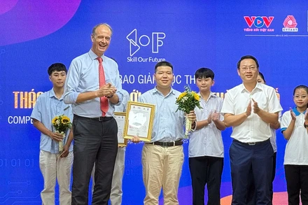 Đại diện nhóm tác giả dự án Mindvivo (ở giữa) nhận Giải Nhất tại Lễ trao giải cuộc thi.