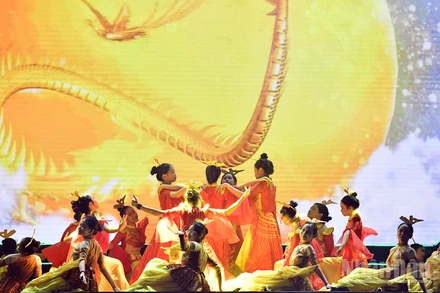 Tiết mục nghệ thuật thể hiện truyền thuyết Âu Cơ sinh trăm trứng tại Liên hoan.