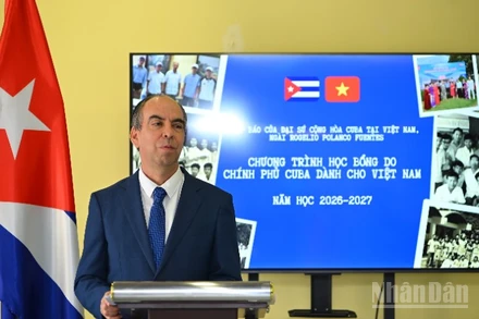 Đại sứ Cuba tại Việt Nam Rogelio Polanco Fuentes thông tin về chương trình học bổng tại buổi họp báo. 