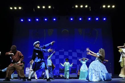 Các nghệ sĩ Đoàn nghệ thuật thiếu nhi "Tổ ong nhỏ" trình diễn trên sân khấu.